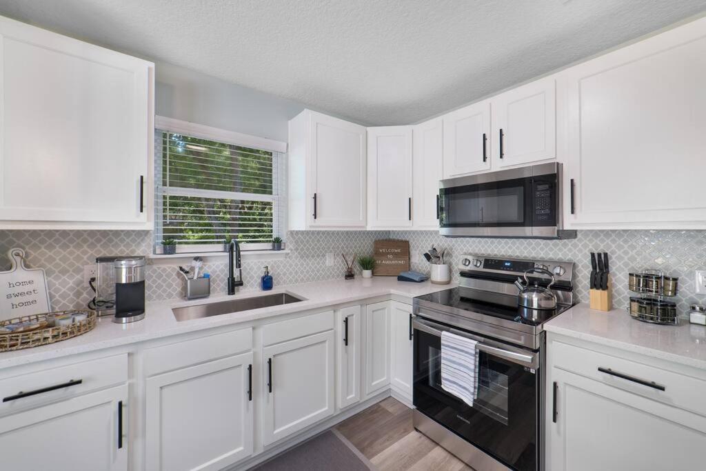 New Modern Bungalow Close To Downtown! Fully Fenced Yard St. Augustine Exteriör bild